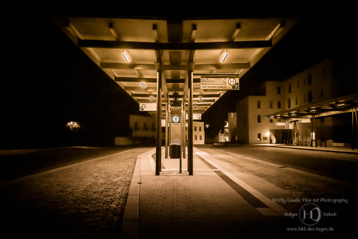 Busbahnhof nachts